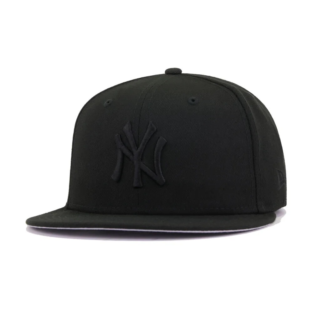 New York Yankees New Era 59FIFTY MLB Black on Black Fitted Cap Hat Size 7 1/8